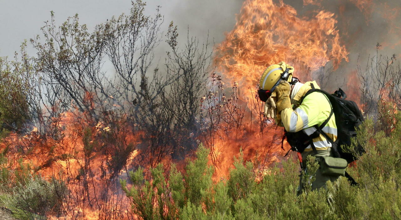 migliaia di evacuati. Un morto ustionato a Madrid. Massime di 44° in Andalusia