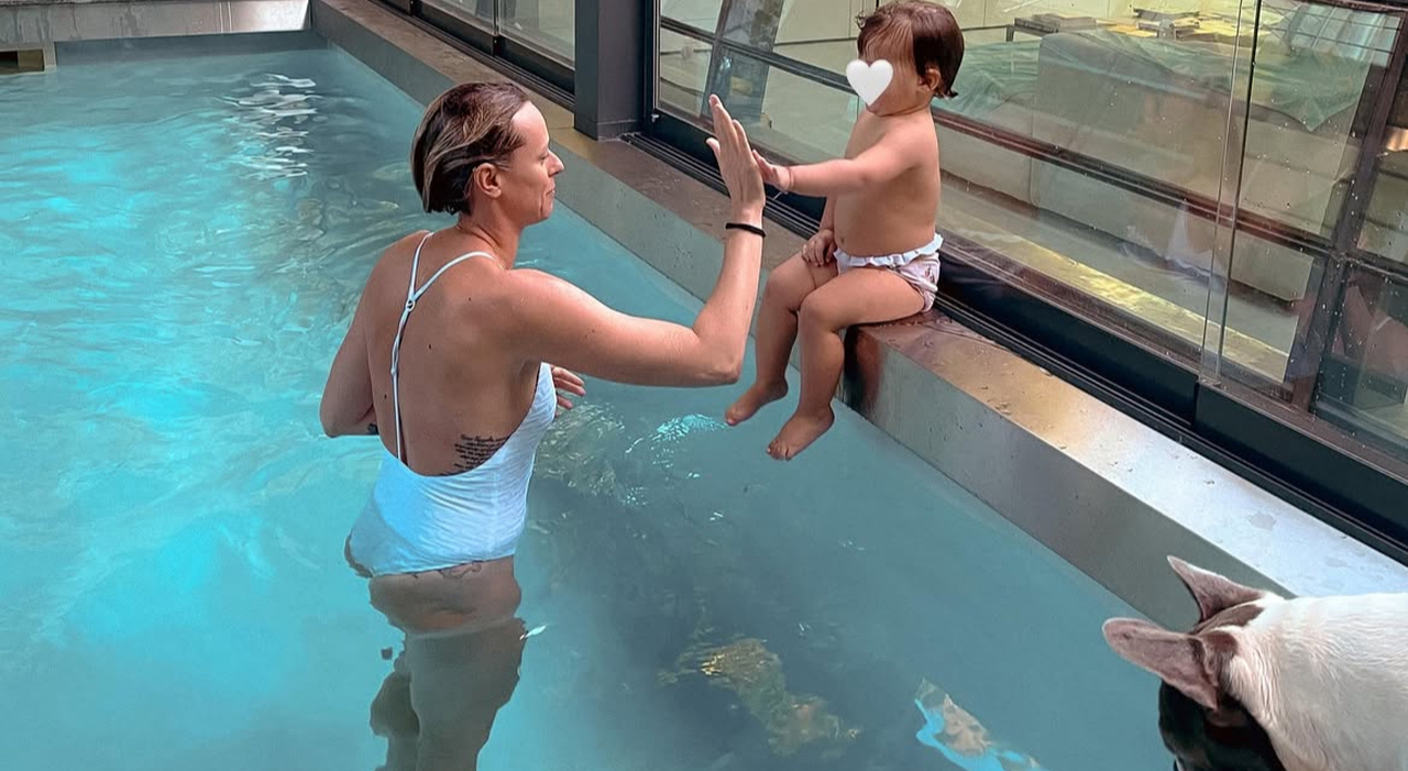 Federica Pellegrini, la prima volta in piscina con la figlia Matilde: «Non lo farei mai...»