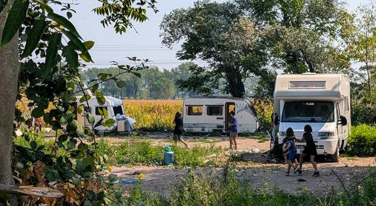 Campo Rom di via selvanesco in cui questa mattina sono stati arrestati i 4 minori accusati dell’omicidio stradale di via saponaro - Milano, 12 Agosto 2025 (Foto Claudio Furlan/Lapresse) Roma camp in Via Selvanesco where the 4 minors accused of...