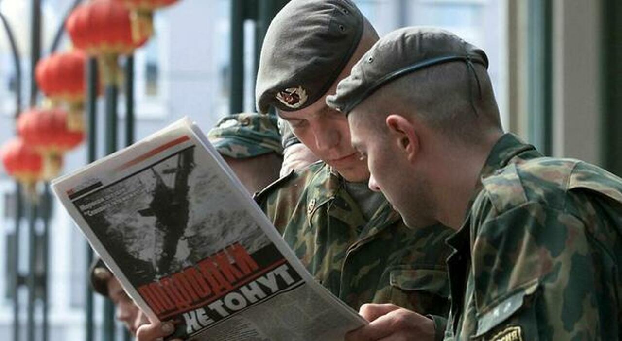 epa12293546 (FILE) -Russian soldiers read a newspaper with the headline "Submarines don