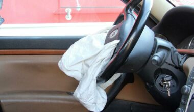 «Airbag pericoloso». La casa automobilistica avvisa il proprietario dell'Opel di cambiare il dispositivo, ma il ricambio è introvabile