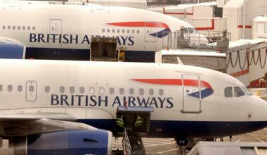 Pilota del volo Londra-New York lascia aperta la porta della cabina e viene sospeso. «Voleva farsi vedere dalla famiglia che era a bordo»