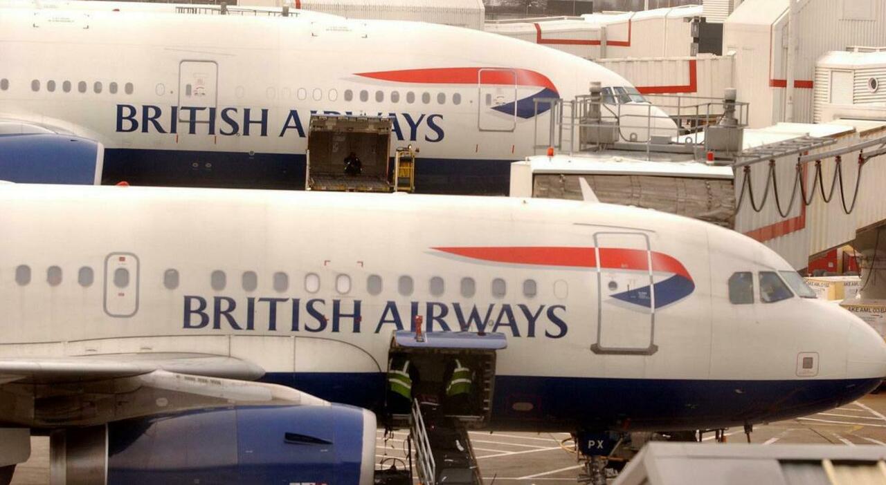 Pilota del volo Londra-New York lascia aperta la porta della cabina e viene sospeso. «Voleva farsi vedere dalla famiglia che era a bordo»