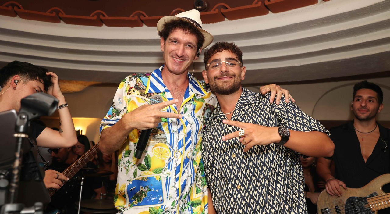 Capri, Rocco Hunt canta sul palco dell'Anema e core