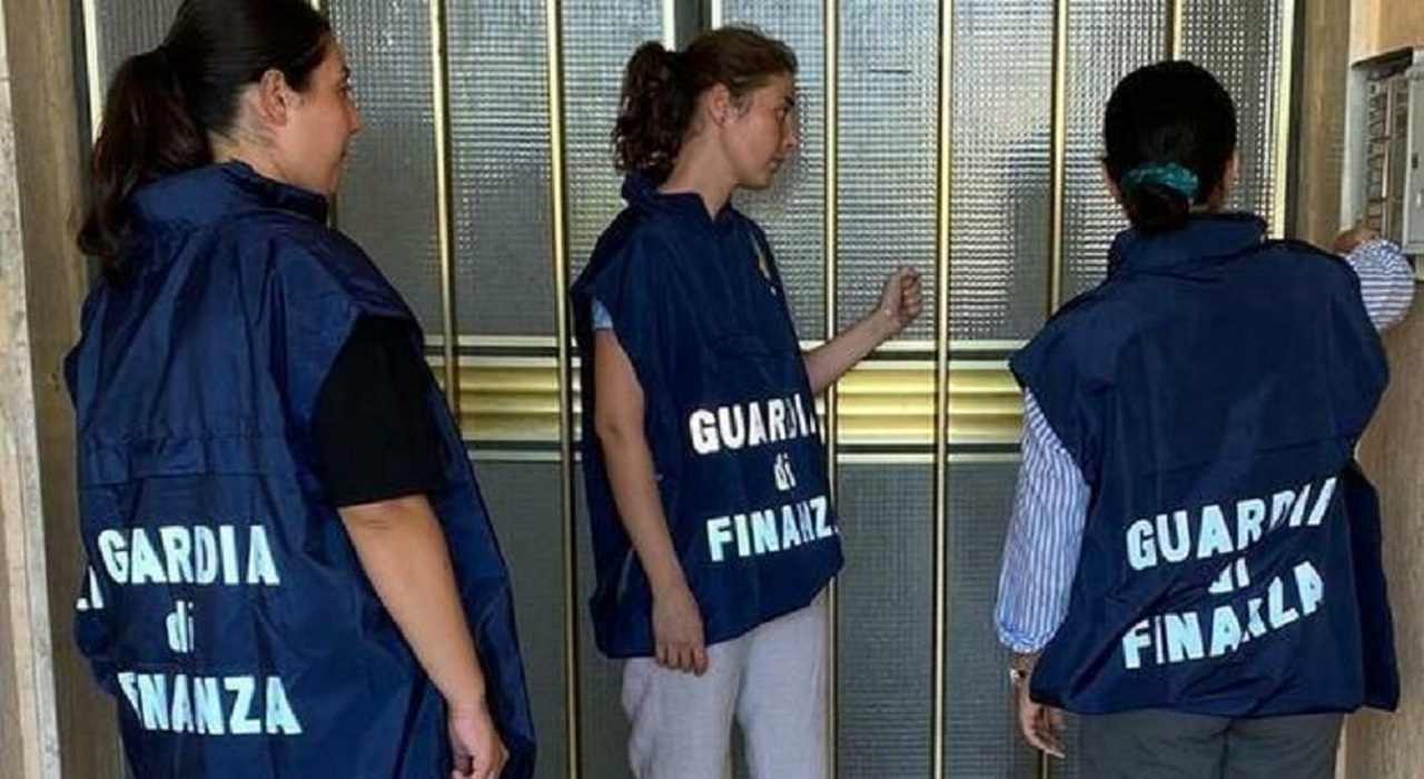 Case pollaio per le vacanze in Puglia, a Gallipoli 9 ragazzini in un appartamento per 3 persone. Affitti a 3mila euro a settimana