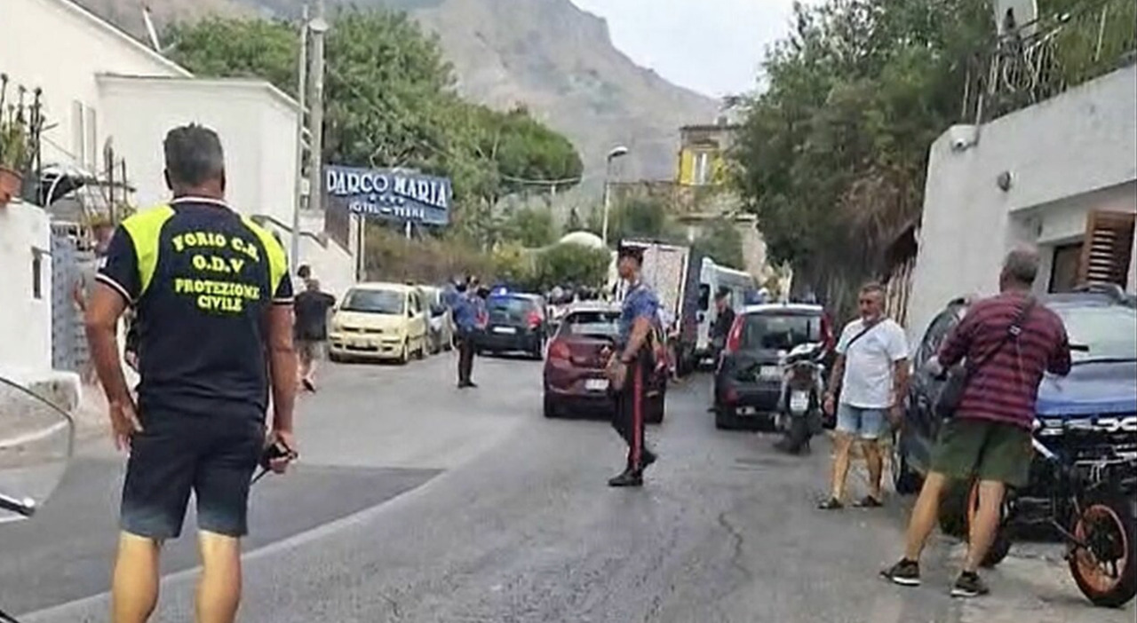 tre morti, due cadaveri trovati vicino a un albergo. «Ipotesi motivi passionali»
