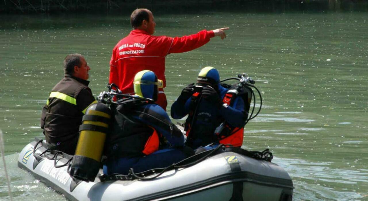 faceva il bagno con gli amici, soccorso da una barca è morto all'ospedale