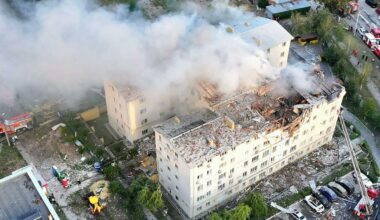Russia, Mig-31 armato di missili ipersonici in volo: allarme aereo a Kiev prima del vertice. Raid su Donetsk, Kharkiv e Zaporizhzhia: 14 morti