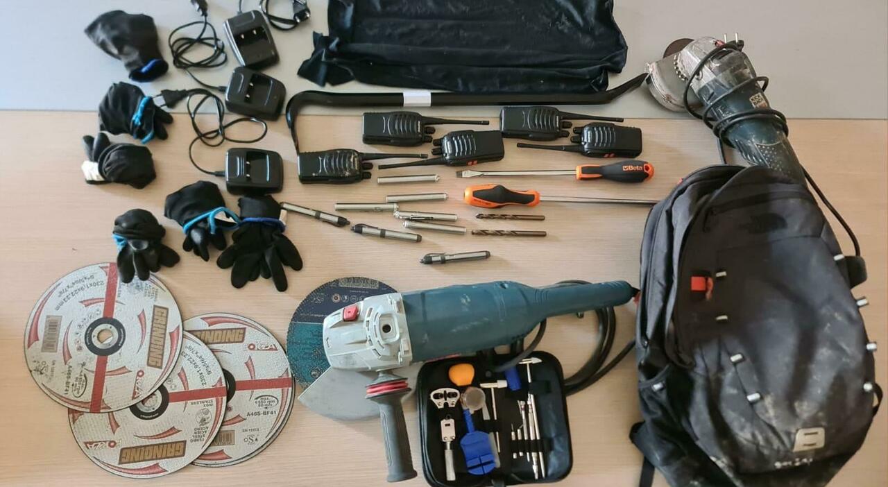 Marito e moglie anziani immobilizzati e picchiati con calci e piede di porco nella loro casa da 3 rapinatori albanesi. Il bottino di due cellulari, la fuga e l'arresto