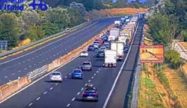 Uomo di 32 anni scende dall'auto e viene travolto e ucciso da un tir: orrore sull'A1. Caccia al camionista: «Non si è fermato»