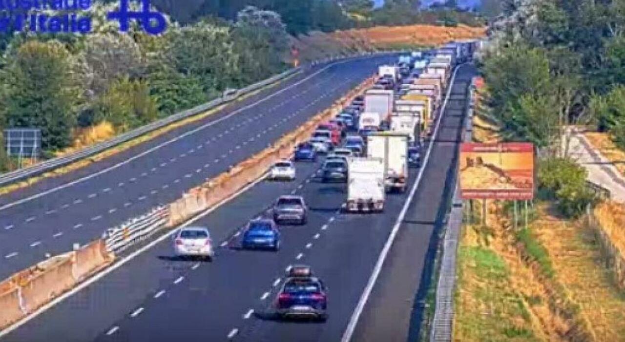 Uomo di 32 anni scende dall'auto e viene travolto e ucciso da un tir: orrore sull'A1. Caccia al camionista: «Non si è fermato»