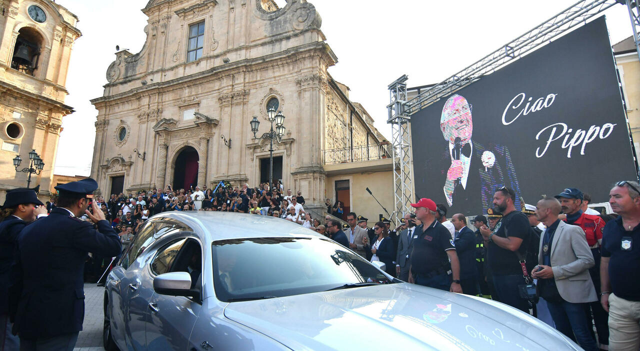 Pippo Baudo, diretta funerali a Militello. Don Giulio Albanese: «Poco prima di morire mi ha confidato che il successo non basta a... - Il Messaggero