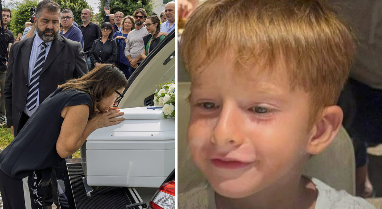«Il suo amore era vero, non come sui social». Bambini in lacrime, il bacio alla bara bianca di mamma Dana
