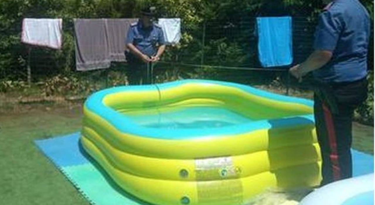 la mamma rientra e lo trova morto