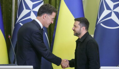 «​Zelensky ha rifiutato le proposte di Trump per la tregua». Più lontano l'incontro con Putin. Allerta aerea a Kiev durante la visita di Rutte
