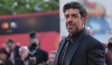 Pierfrancesco Favino compie 56 anni. Il soprannome, l'amore (riservato) con Anna Ferzetti, il legame con papà e il disagio fisico: «È stata dura»