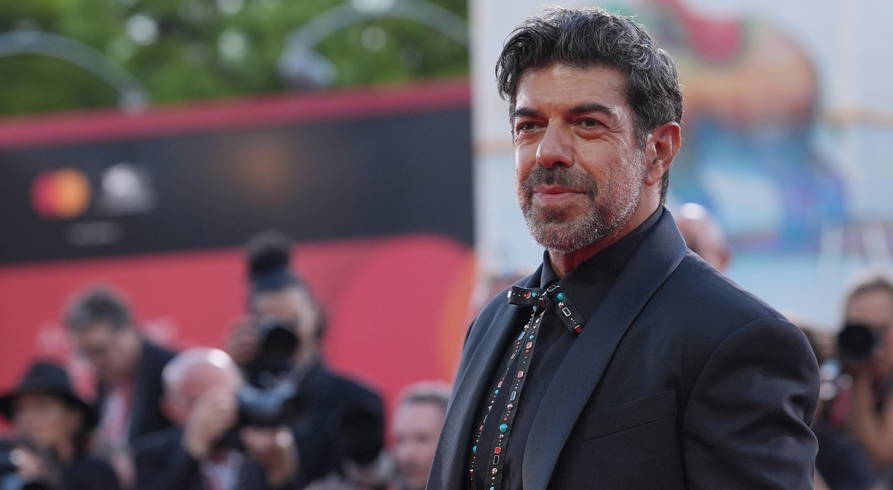 Pierfrancesco Favino compie 56 anni. Il soprannome, l'amore (riservato) con Anna Ferzetti, il legame con papà e il disagio fisico: «È stata dura»