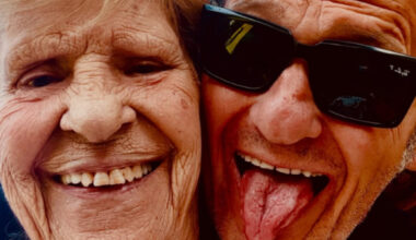 Enzo Salvi, la mamma è in fin di vita e il comico cancella gli spettacoli: «Non posso abbandonarla»