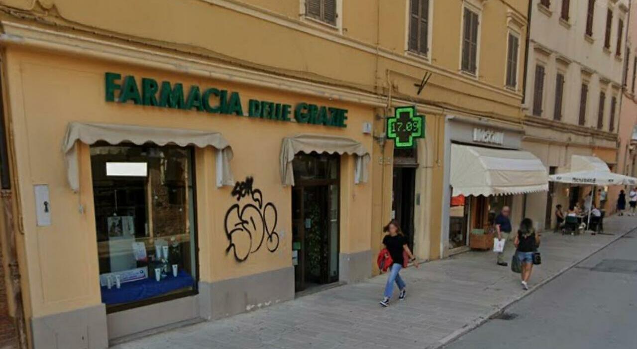 se ne va la Farmacia delle Grazie