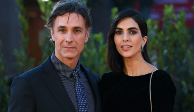 Rocio Morales, la ex di Raoul Bova in lacrime in un agriturismo con le figlie. Una donna arriva a consolarla