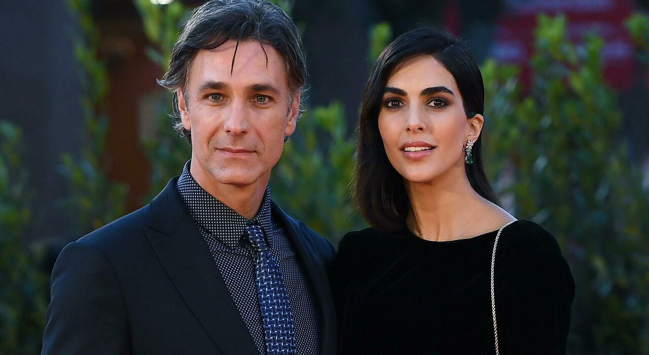 Rocio Morales, la ex di Raoul Bova in lacrime in un agriturismo con le figlie. Una donna arriva a consolarla