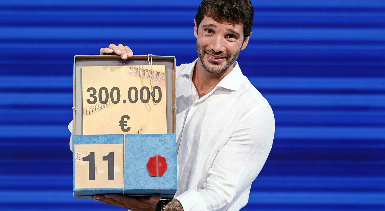 Stefano De Martino anticipa il ritorno al 2 settembre. Studio nuovo, il pacco nero e tutte le novità