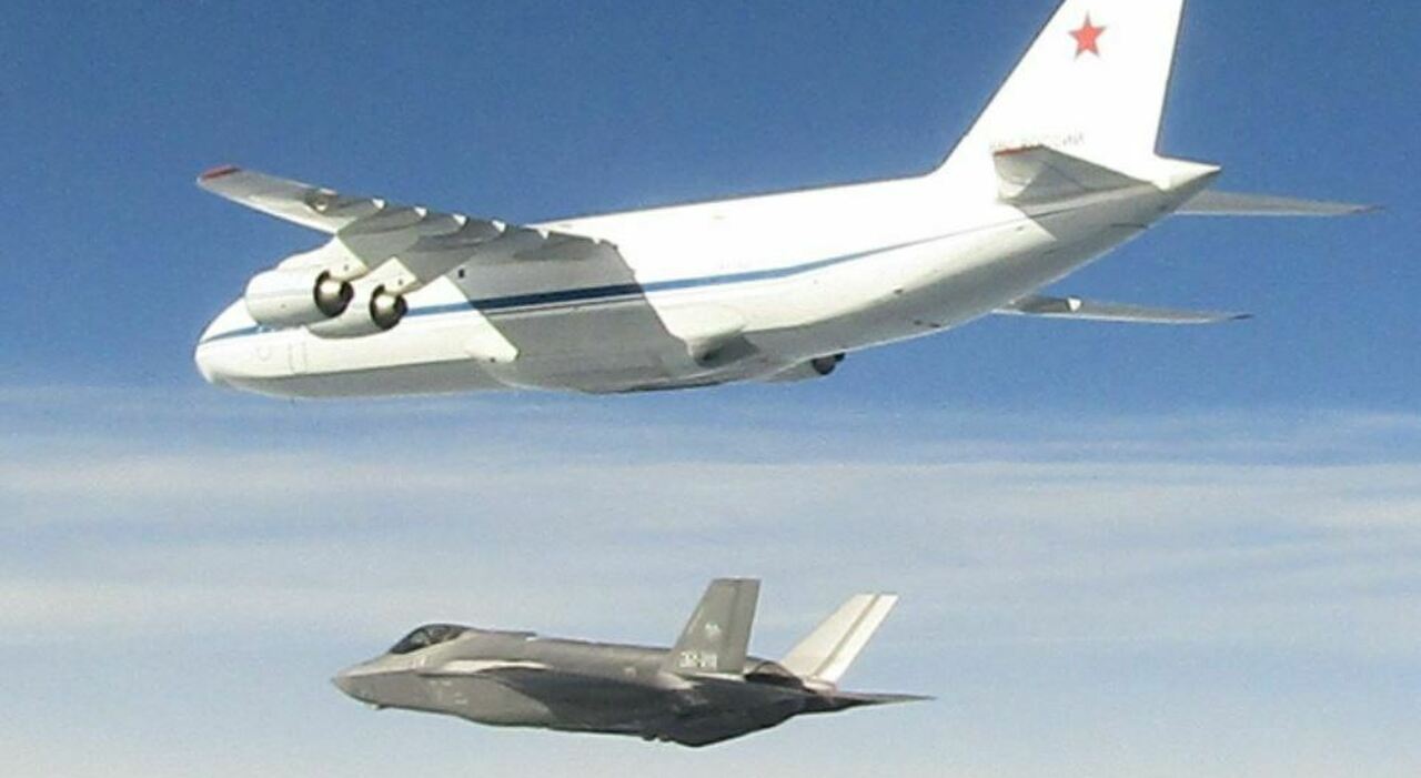 Scramble in Estonia, due F-35 italiani intercettano velivolo russo. «Protezione del fianco Est»