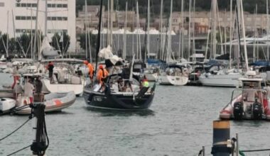 cade dalla barca e viene dilaniato dall'elica. Muore davanti a figlio (che si era tuffato per salvarlo) e amici