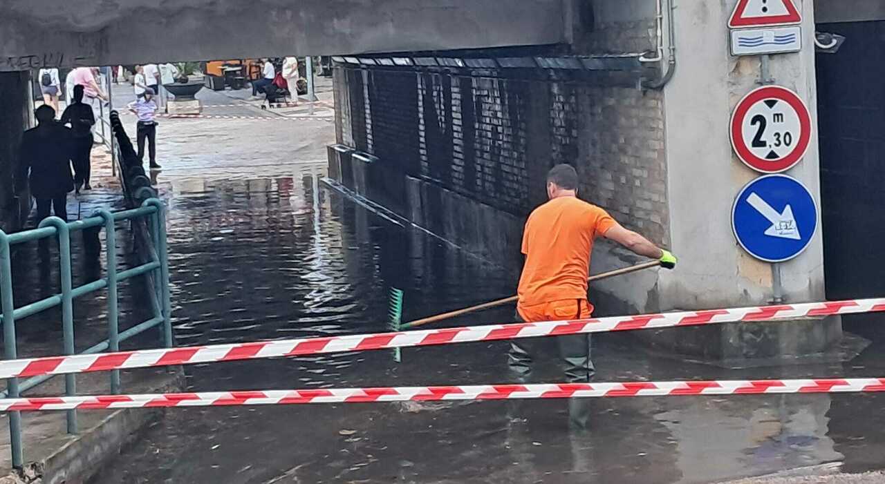 Temporali sulle Marche, allerta meteo prorogata a tutta la giornata di sabato: bomba d'acqua sul Fermano, soccorsa un'auto bloccata in... - Corriere Adriatico