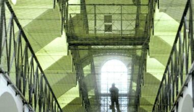 Regina Coeli, racket dei cellulari in cella: 500 euro a settimana, così i clan fanno affari d