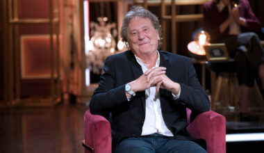 Enzo Iacchetti compie 73 anni. L'amore con Maddalena Corvaglia, la malattia del figlio, la morte del padre e la depressione: «L'ho sempre avuta»