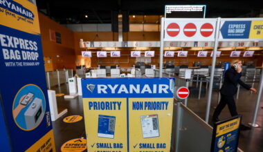 Ryanair alzerà i bonus allo staff per scovare i bagagli fuori misura - Notizie