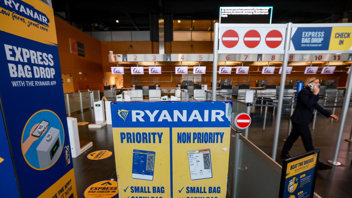 Ryanair alzerà i bonus allo staff per scovare i bagagli fuori misura - Notizie