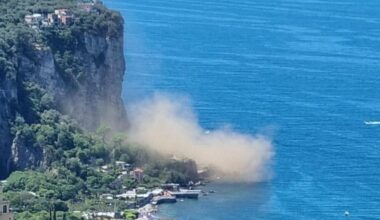 Vico Equense, frana il costone a picco sul mare