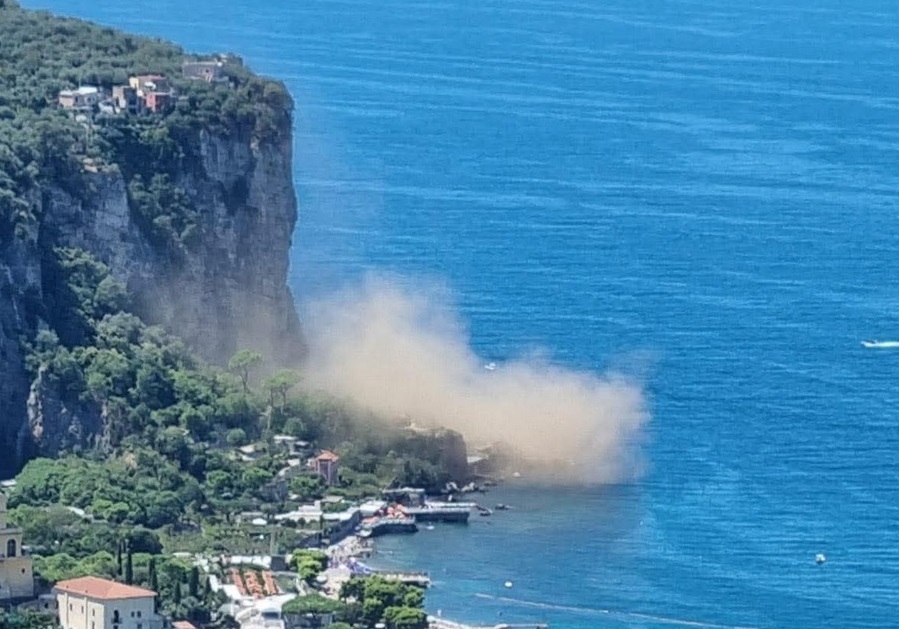 Vico Equense, frana il costone a picco sul mare