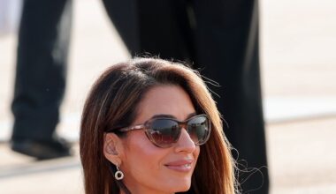 Amal Clooney chic con le scarpe Prada triangle e abito butter: il look per l'arrivo al Festival di Venezia 2025