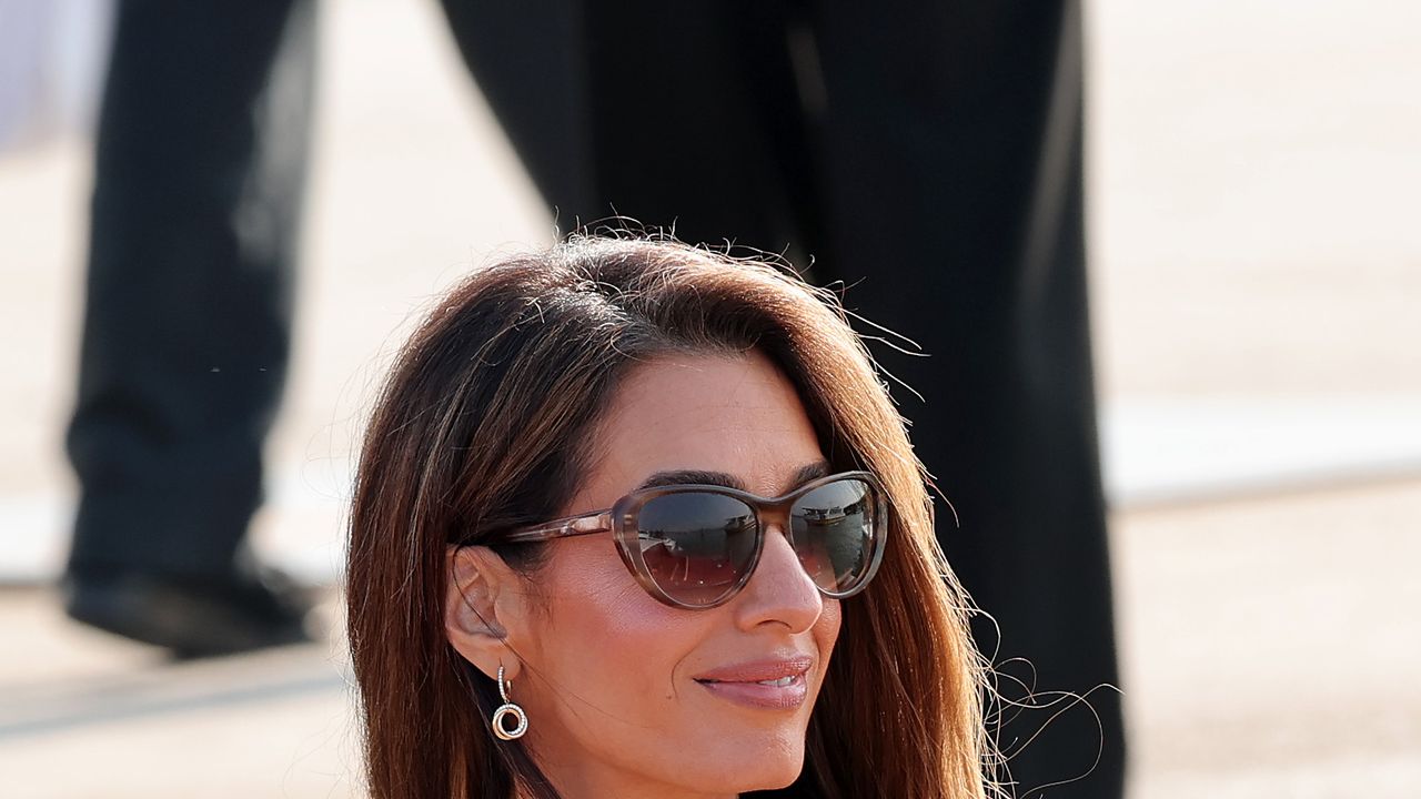 Amal Clooney chic con le scarpe Prada triangle e abito butter: il look per l'arrivo al Festival di Venezia 2025