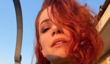 Andrea Delogu si rilassa in Thailandia prima di Ballando, il costume floreale