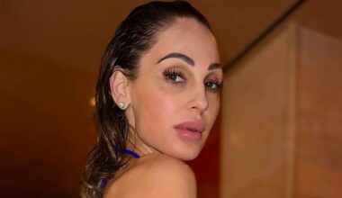 Anna Tatangelo incinta, il bacio speciale sul pancione in Sardegna