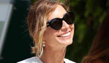 Anna Ferzetti al Festival di Venezia 2025: in abito twist nel colore perla blu di Stella McCartney