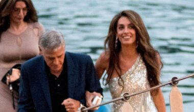 Amal Clooney, abito di paillettes e beachy waves, look glam disco sul Lago di Como