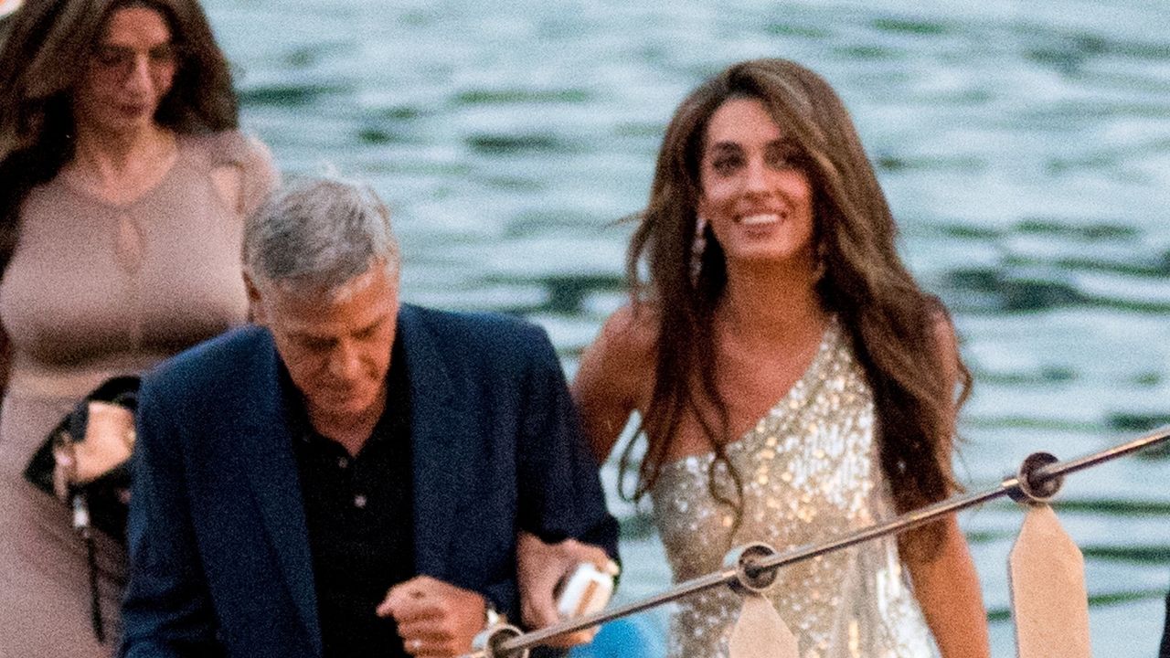 Amal Clooney, abito di paillettes e beachy waves, look glam disco sul Lago di Como