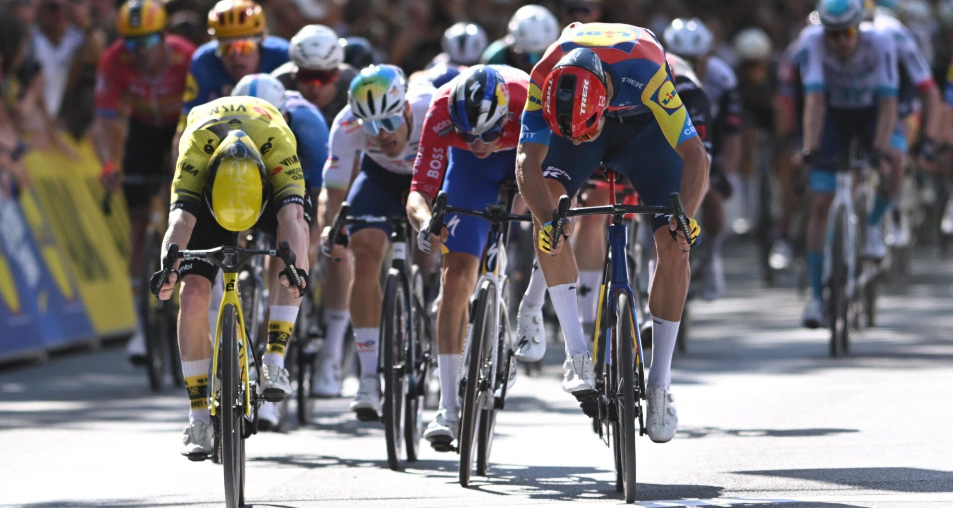 Giro di Germania 2025, Matthew Brennan beffa Jonathan Milan al fotofinish