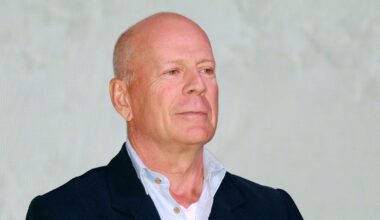 Bruce Willis, "il cervello sta cedendo". E la moglie commossa: "È difficile da guardare"
