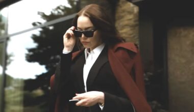 Bugonia, recensione del film di Lanthimos: una follia grottesca e contemporanea sulla manipolazione del sistema e il nostro essere alieni