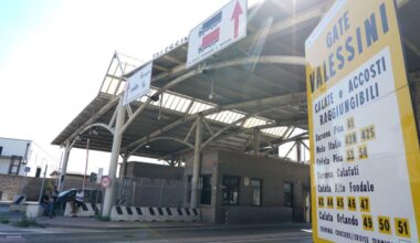 Tragedia in porto a Livorno: travolti due turisti da un pullman, una donna è morta