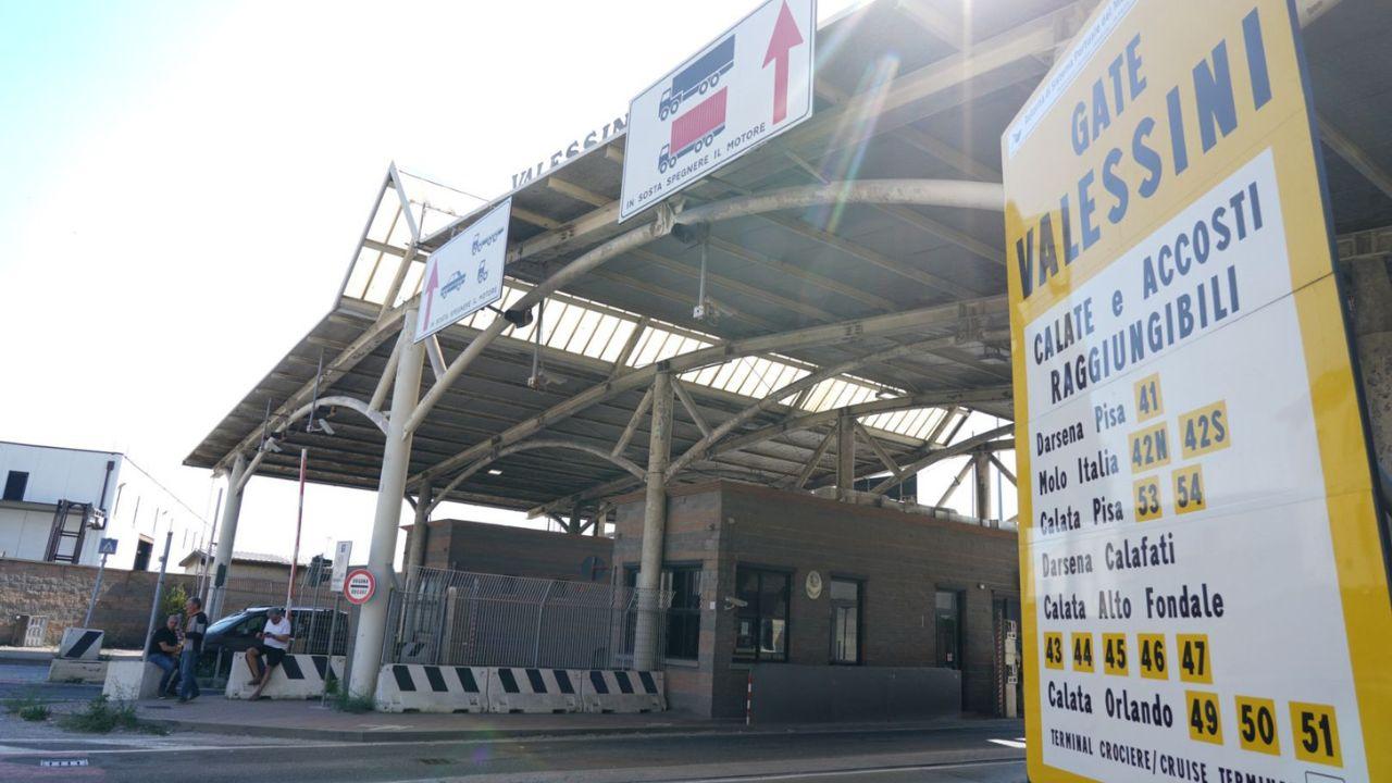 Tragedia in porto a Livorno: travolti due turisti da un pullman, una donna è morta
