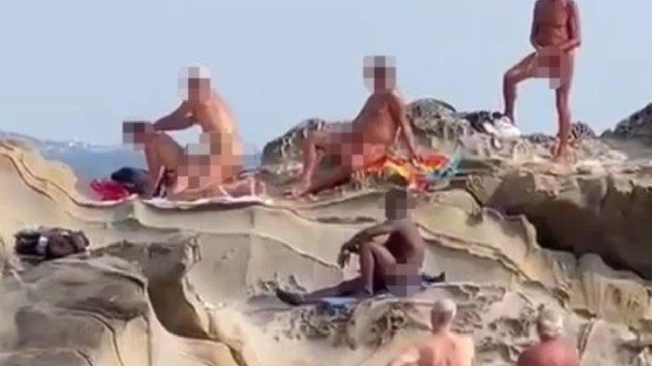 Sesso in pubblico sugli scogli a Livorno, il commento con più like (oltre 400): «Io ho 67 anni e...»