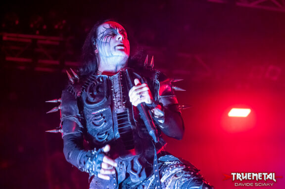 Cradle Of Filth: Zoë Marie Federoff, “Ho sofferto un aborto spontaneo in tour per le condizioni a cui siamo costretti. Siamo in povertà per l’ego di Dani Filth”