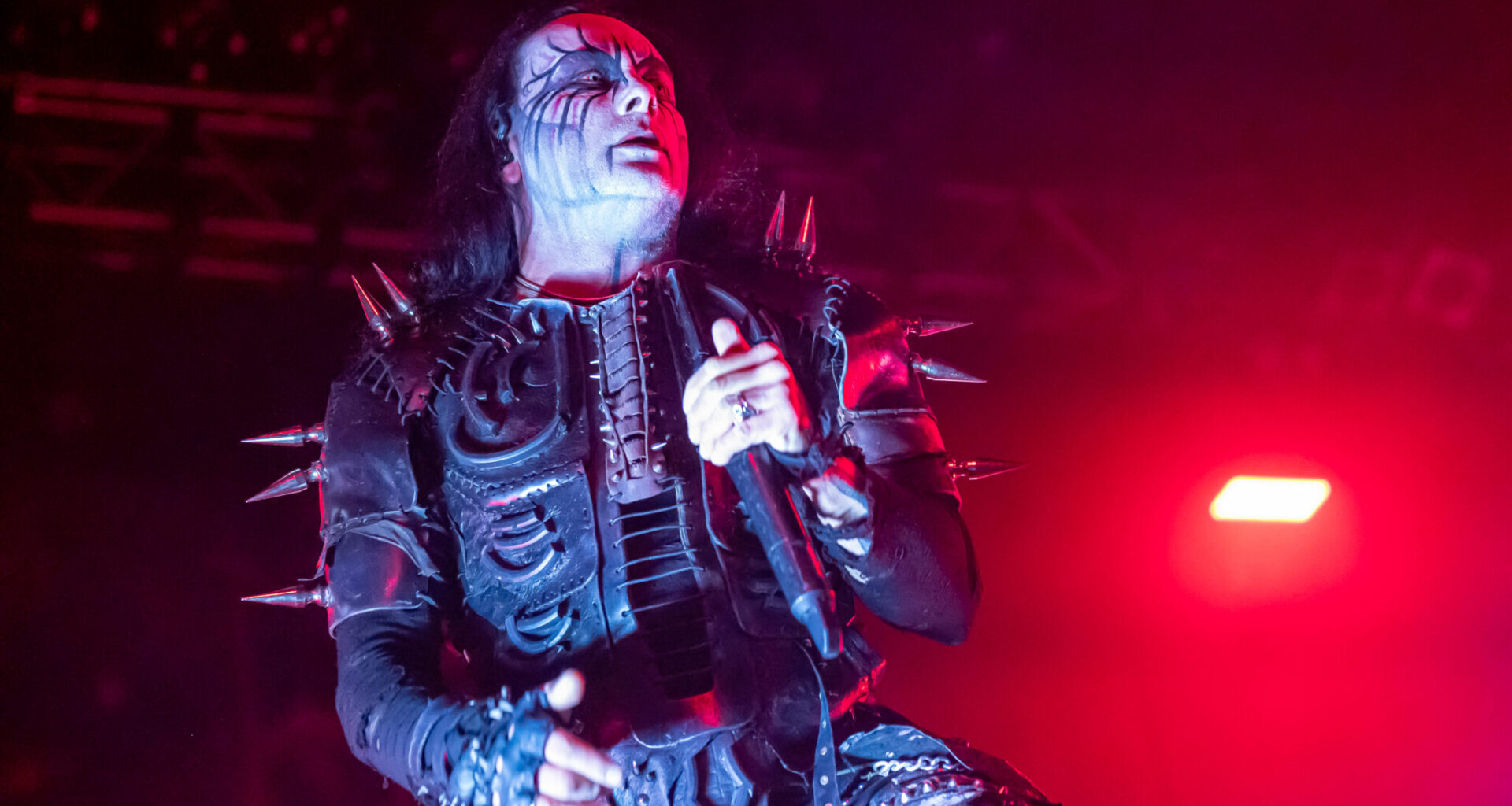 Cradle Of Filth: Zoë Marie Federoff, "Ho sofferto un aborto spontaneo in tour per le condizioni a cui siamo costretti. Siamo in povertà per l'ego di Dani Filth"